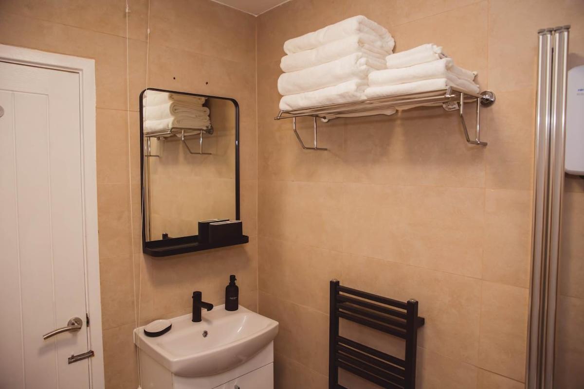Warm & Cosy Away From Апартаменты *